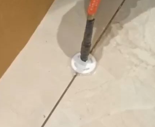 望谟瓷砖空鼓维修公司专业解答瓷砖在铺贴过程中，如果没有涂抹均匀到位的粘结材料（如水泥砂浆或瓷砖胶），可能会导致以下问题