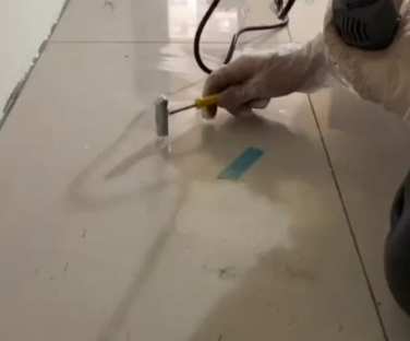 望谟瓷砖开裂维修公司专业分享瓷砖在铺贴前如果没有沥干水分，将会导致以下问题