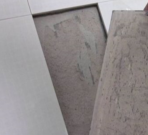 望谟瓷砖空鼓维修公司分享瓷砖铺贴时如果打浆（即涂抹在瓷砖背面和基层上的砂浆或瓷砖胶）过少，会带来以下问题